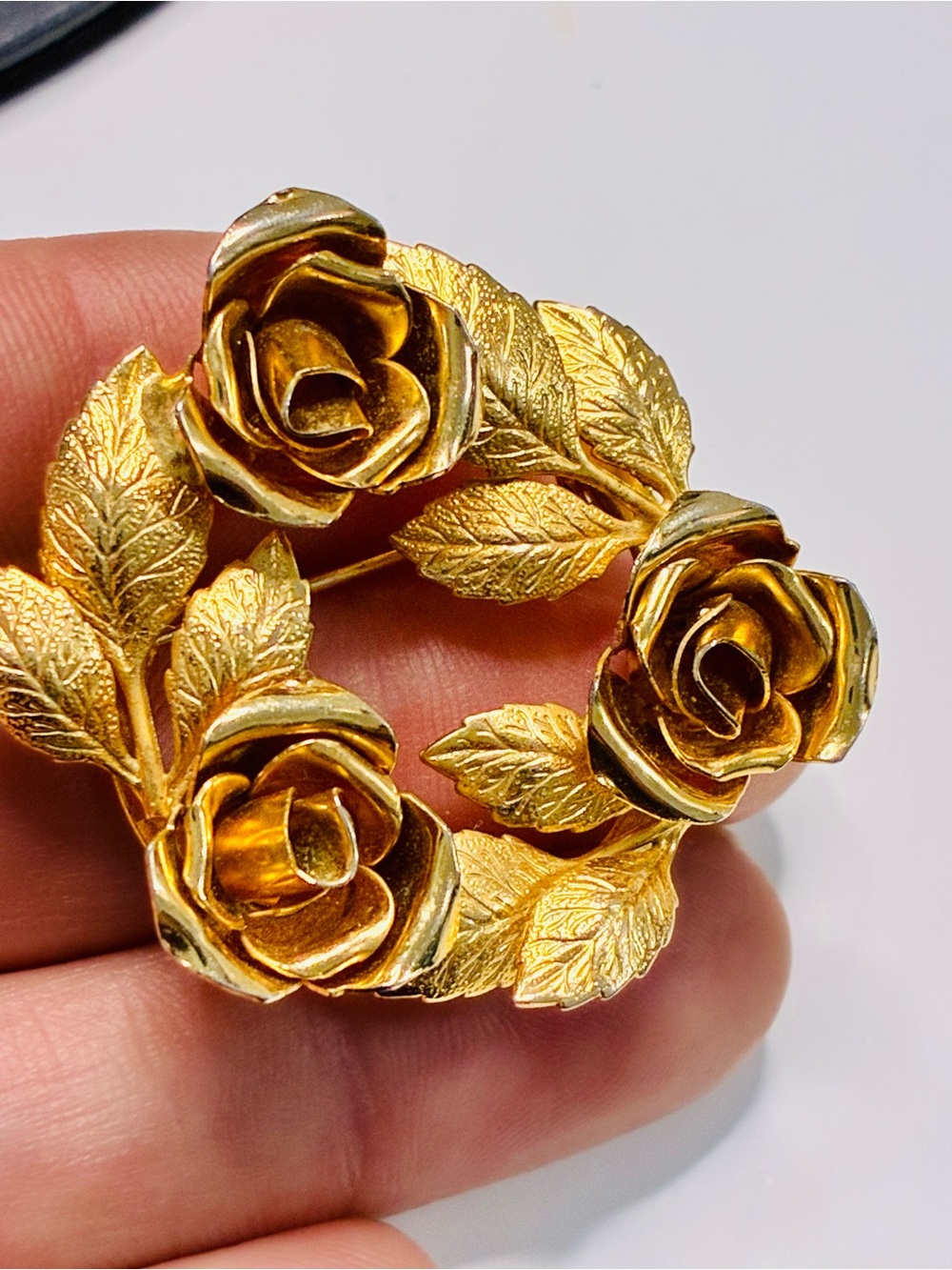VTG Gold Floral Wreath Brooch - Understated Wealth Classic Women Jewelry EUC - Picture 9 of 11